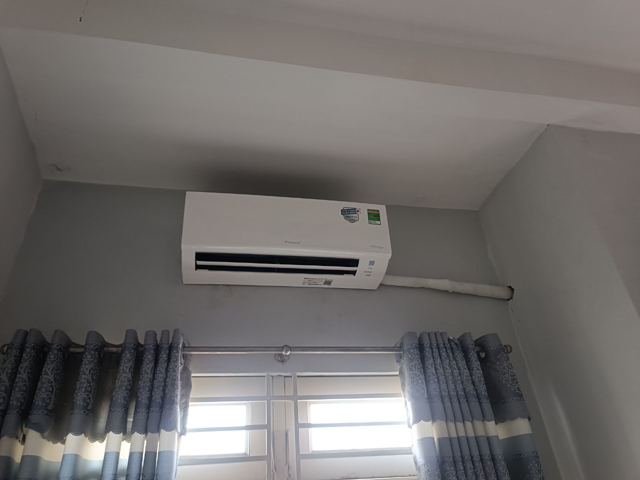 Máy lạnh treo tường Daikin Inverter 1.5 HP FTKB35YVMV - Model 2024